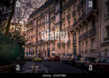 Paris, Frankreich - 12. März 2021: Schöne pariser Gebäude mit Bogenfenstern in der Nähe der Arènes de Lutèce in Paris Stockfoto