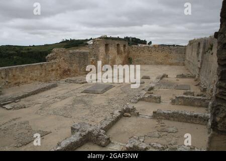 Düsterer Himmel über dem Schloss in Torres Vedras, Portugal Stockfoto