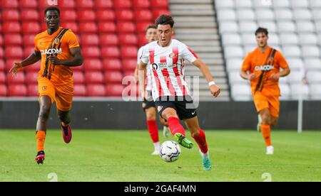 Sunderland, Großbritannien. 30. JULI: Josh Hawkes von Sunderland bricht in der ersten Hälfte des Vorsaison-Freundschaftsspiel zwischen Sunderland und Hull City am Freitag, den 30. Juli 2021, im Stadion of Light in Sunderland aus. (Kredit: Michael Driver | MI Nachrichten) Kredit: MI Nachrichten & Sport /Alamy Live Nachrichten Stockfoto