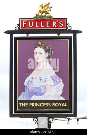 Traditionelles hängendes Pub-Schild am öffentlichen Haus von Princess Royal A Fuller, Guildford Road, Runfold, Farnham, Surrey, England, Großbritannien Stockfoto