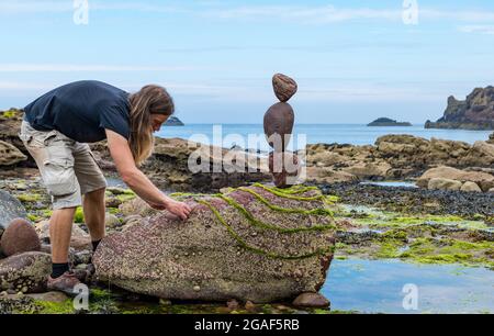 Jon Foreman, Landkünstler, schafft ein Gleichgewicht am Strand in Dunbar, East Lothian, Schottland, Großbritannien Stockfoto