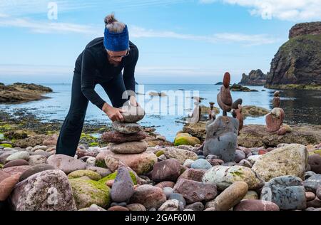 Caroline Walker, Steinstapler, balanciert Steine bei der European Stone Stacking Championship am Strand, Dunbar, East Lothian, Schottland, Großbritannien Stockfoto