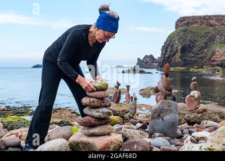 Caroline Walker, Steinstapler, balanciert Steine bei der European Stone Stacking Championship am Strand, Dunbar, East Lothian, Schottland, Großbritannien Stockfoto