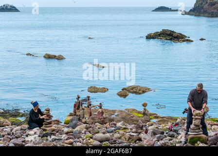 Die Teilnehmer balancieren Steine bei der European Stone Stacking Championship am Strand, Dunbar, East Lothian, Schottland, Großbritannien Stockfoto