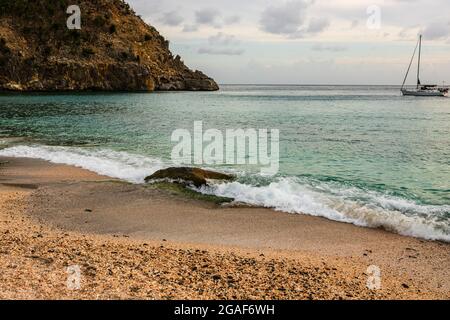 Schöne Aufnahme des Sandes und des klaren blauen Wassers von St. Barths Island, karibisches Meer Stockfoto
