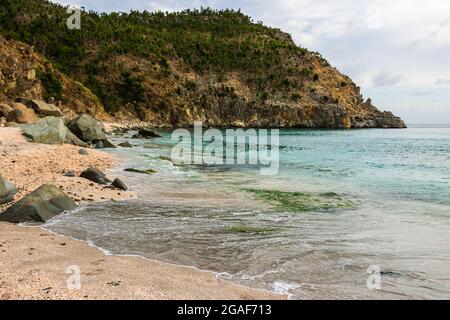 Schöne Aufnahme des Sandes und des klaren blauen Wassers von St. Barths Island, karibisches Meer Stockfoto