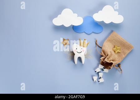 Nationaler Tag Der Zahnfee. Kinder haben eine Fee. Niedlicher Zahn mit Flügeln, einer Krone und einem Zauberstab und einer Tasche mit Zähnen. Stockfoto