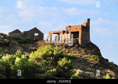 Überreste von verlassenen Gebäuden aus den Minen des Dorfes La Union in der Provinz Cartagena, Gemeinde Murcia, Spanien. Stockfoto