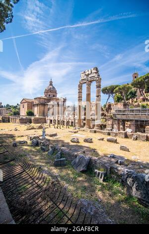 Rom, Italien - Juni, 2021: Touristen gehen in Rom, Italien, entlang der Via dei Fori Imperiali. Die Via dei Fori Imperiali verbindet Kolosseum und Piazza Ven Stockfoto