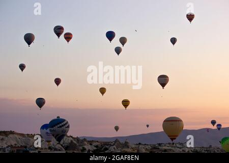 Kappadokien - Türkei, Heißluftballons am Himmel zur Morgenzeit, Tourismus in der Türkei Stockfoto