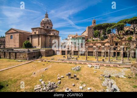 Rom, Italien - Juni, 2021: Touristen gehen in Rom, Italien, entlang der Via dei Fori Imperiali. Die Via dei Fori Imperiali verbindet Kolosseum und Piazza Ven Stockfoto