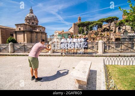 Rom, Italien - Juni, 2021: Touristen gehen in Rom, Italien, entlang der Via dei Fori Imperiali. Die Via dei Fori Imperiali verbindet Kolosseum und Piazza Ven Stockfoto