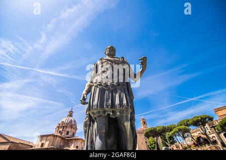 Rom, Italien - Juni, 2021: Touristen gehen in Rom, Italien, entlang der Via dei Fori Imperiali. Die Via dei Fori Imperiali verbindet Kolosseum und Piazza Ven Stockfoto