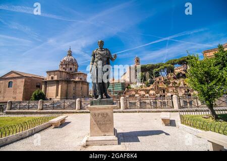 Rom, Italien - Juni, 2021: Touristen gehen in Rom, Italien, entlang der Via dei Fori Imperiali. Die Via dei Fori Imperiali verbindet Kolosseum und Piazza Ven Stockfoto