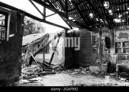 Überreste von verlassenen Gebäuden aus den Minen des Dorfes La Union in der Provinz Cartagena, Gemeinde Murcia, Spanien. Monochromes Bild. Stockfoto