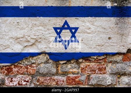 Grafisches Konzept mit einer Flagge Israels auf einer beschädigten Ziegelwand. Stockfoto