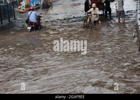 Kalkutta, Indien. Juli 2021. Pendler waten nach dem Regen in Kalkutta durch eine wasserstrasse Flutwasser. (Foto von Dipa Chakraborty/Pacific Press) Quelle: Pacific Press Media Production Corp./Alamy Live News Stockfoto