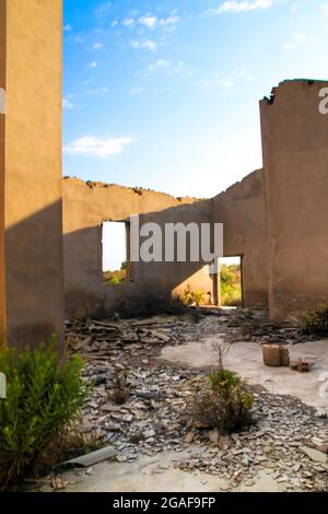 Überreste von verlassenen Gebäuden aus den Minen des Dorfes La Union in der Provinz Cartagena, Gemeinde Murcia, Spanien. Stockfoto