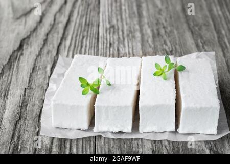 Apfelgelatine Dessert zuckerfreie Pastilla-Laibchen auf Holztisch Stockfoto