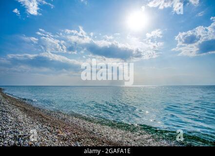 Idyllische Aussicht auf stilles Wasser und Sonne und Wolken - wunderbare Entspannung am Mittelmeer (oder Schwarzes Meer) - Zen-ähnliche Aussicht und Platz für Vacati Stockfoto