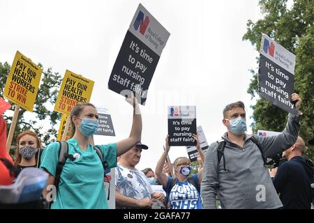 London, Großbritannien. Juli 2021. Demonstranten halten Plakate, auf denen die Regierung eine faire Lohnerhöhung für das Gesundheitspersonal fordert.NHS-Beschäftigte marschierten vom St. Thomas' Hospital und dem University College Hospital in London aus, um gegen den Vorschlag der Regierung zu protestieren, die Gehälter um 3 % zu erhöhen. Sie forderten eine höhere Lohnerhöhung, oder auf andere Weise würden Streikaktionen von den Gesundheitsgewerkschaften eingeleitet. Kredit: SOPA Images Limited/Alamy Live Nachrichten Stockfoto