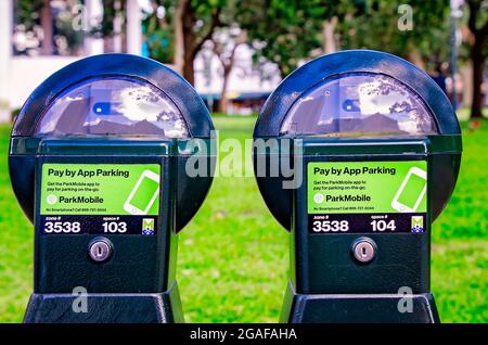 Kostenpflichtige Parkplatzmesser stehen auf der St. Francis Street am Bienville Square, 28. Juli 2021, in Mobile, Alabama. Stockfoto