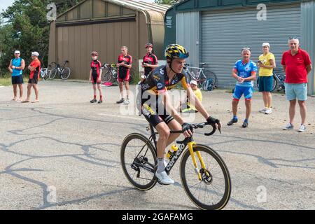 Sepp Kuss (Team Jumbo Visma) in Aktion während der 11. Etappe der Tour de France 2021 die 11. Etappe der Tour de France 2021 findet zwischen Sorgues und Malaucene statt und umfasst zwei Besteige des Mont-Ventoux. Der Etappensieger ist Wout van Aert (Jumbo Visma Team) und der Endsieger der Gesamtwertung der Tour de France 2021 ist der Slowene des VAE Team Emirates Tadej Pogacar. Stockfoto