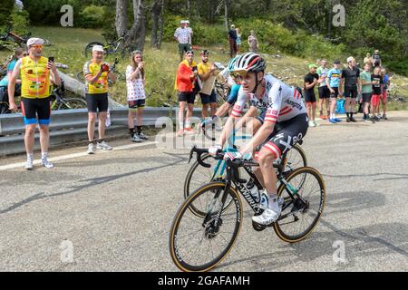 Patrick Konrad (Team Bora Hansgrohe) und Jakob Fulgsang (Team Astana) im Einsatz während der 11. Etappe der Tour de France 2021 die 11. Etappe der Tour de France 2021 findet zwischen Sorgues und Malaucene statt und umfasst zwei Besteige des Mont-Ventoux. Der Etappensieger ist Wout van Aert (Jumbo Visma Team) und der Endsieger der Gesamtwertung der Tour de France 2021 ist der Slowene des VAE Team Emirates Tadej Pogacar. Stockfoto