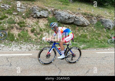 Anthony Turgis (Team TotalEnergies) in Aktion während der 11. Etappe der Tour de France 2021 die 11. Etappe der Tour de France 2021 findet zwischen Sorgues und Malaucene statt und umfasst zwei Besteige des Mont-Ventoux. Der Etappensieger ist Wout van Aert (Jumbo Visma Team) und der Endsieger der Gesamtwertung der Tour de France 2021 ist der Slowene des VAE Team Emirates Tadej Pogacar. Stockfoto