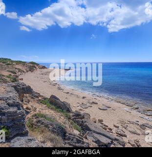 Die schönsten Strände Italiens: Der Dünenpark Campomarino in Apulien, Italien.das Schutzgebiet erstreckt sich entlang der gesamten Küste der Stadt Maruggio. Stockfoto