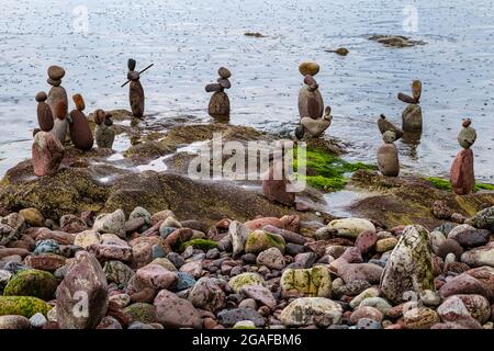 Am Strand steht bei Regen die Steinbalancen, Dunbar, East Lothian, Schottland, Großbritannien Stockfoto