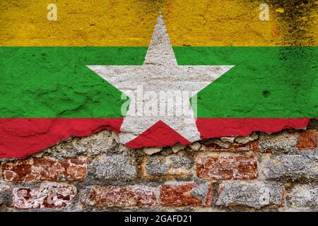 Grafisches Konzept mit einer Flagge von Myanmar (Burma) auf einer beschädigten Ziegelwand. Stockfoto