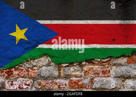 Grafisches Konzept mit einer Flagge des Südsudan auf einer beschädigten Ziegelwand. Stockfoto