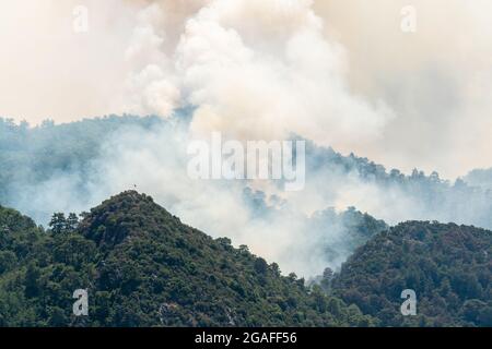 Marmaris, Mugla, Türkei – 30. Juli 2021. Rauch von einem Waldbrand, der über dem türkischen Ferienort Marmaris aufsteigt. Stockfoto