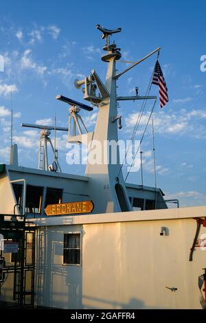 Puget Sound - 27. Juli 2021; Dawn Light beleuchtet den Mast und das Namensschild der Washington State Ferry Spokane während einer frühen Morgenfahrt Stockfoto