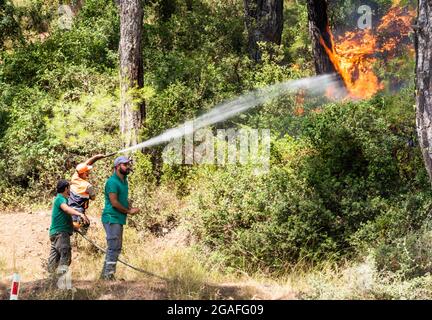 Marmaris, Mugla, Türkei – 30. Juli 2021. Feuerwehrleute bei der Arbeit bei Waldbränden in Marmaris Kurstadt der Türkei. Stockfoto