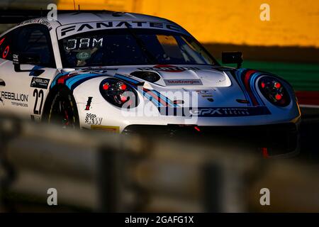 Spa, Belgien. Juli 2021. 22 Campbell Matt (aus), Bamber Earl (nzl), Jaminet Mathieu (Fra), GPX Martini Racing, Porsche 911 GT3-R (911.II), Action während der TotalEnergies 24 Hours of Spa, 6. Lauf der Fanatec GT World Challenge Europe 2021 Powered by AWS, vom 28. Juli bis 1. August 2021 auf dem Circuit de Spa-Francorchamps, In Stavelot, Belgien - Foto Julien Delfosse / DPPI Credit: DPPI Media/Alamy Live News Stockfoto