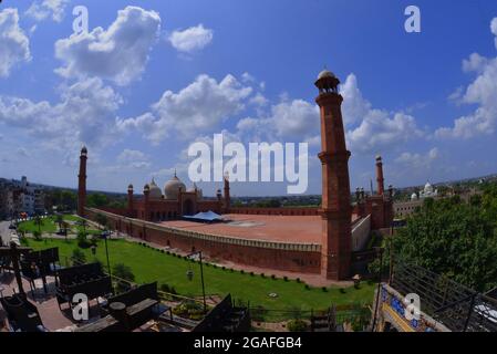 Eine atemberaubende, attraktive und wunderschöne Aussicht auf die Wolken, die während der Regenzeit in der Provinzhauptstadt Lahore von der historischen Badshahi-Moschee aus über dem Himmel schweben. Die historische Badshahi-Moschee (die Königliche Moschee) ist eine Mughal-Ära Gemeindemoschee in Lahore, der Hauptstadt der pakistanischen Provinz Punjab. Die Moschee liegt westlich von Lahore Fort am Stadtrand der ummauerten Stadt Lahore und gilt weithin als eines der berühmtesten Wahrzeichen von Lahore. Die Badshahi-Moschee wurde zwischen 1671 und 1673 vom Moghul-Kaiser Aurangzeb erbaut. Die Moschee ist ein wichtiges Beispiel für einen Becher Stockfoto