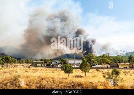 Marmaris, Mugla, Türkei – 30. Juli 2021. Rauch von einem Waldbrand, der über dem türkischen Ferienort Marmaris aufsteigt. Stockfoto