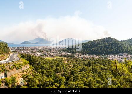 Marmaris, Mugla, Türkei – 30. Juli 2021. Blick über Marmaris bei Waldbränden im Juli 2021. Stockfoto