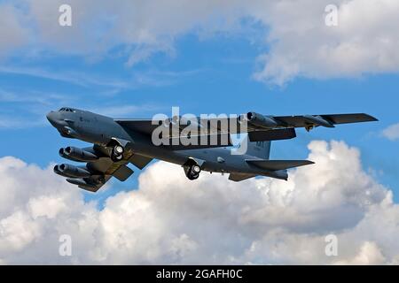 Eine Boeing B-52H Stratofortress Bomber der US-Luftwaffe, 61-0039, hebt während des Royal International Air Tattoo 2010 von RAF Fairford ab Stockfoto