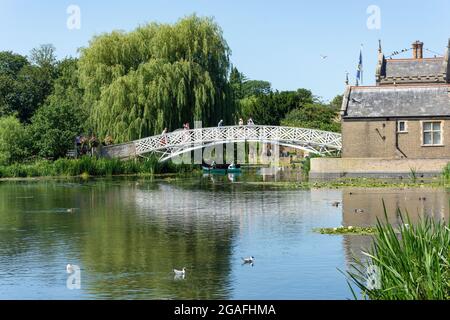 Chinesische Brücke über den Fluss Great Ouse, The Causeway, Godmanchester, Cambridgeshire, England, Vereinigtes Königreich Stockfoto