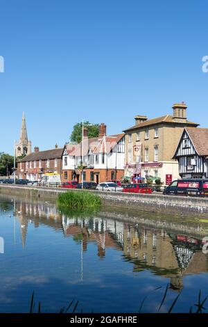 Die historischen Gebäude spiegeln sich in Great River Ouse, Causeway, Godmanchester, Cambridgeshire, England, Vereinigtes Königreich Stockfoto