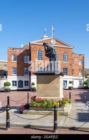 Rathaus und Kriegerdenkmal, Marktplatz, Huntingdon, Cambridgeshire, England, Vereinigtes Königreich Stockfoto