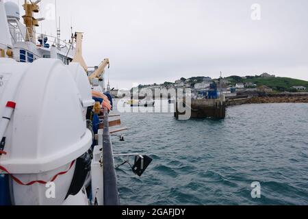 An Bord der Fähre Scillonian III, die sich dem Inselhafen von St. Mary, Isles of Scilly, Cornwall, England, Großbritannien, nähert, Juli 2021 Stockfoto