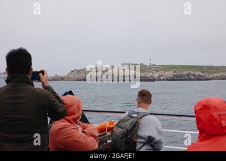 An Bord der Fähre Scillonian III, die sich dem Inselhafen von St. Mary, Isles of Scilly, Cornwall, England, Großbritannien, nähert, Juli 2021 Stockfoto