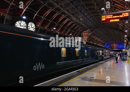 Nachtzug an der Riviera (London nach Penzance, Cornwall), Great Western Railway, Paddington Station, England, Großbritannien, Juli 2021 Stockfoto