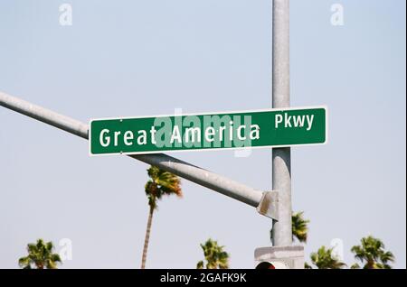 USA. August 2017. Straßenschild zum Great America Parkway, der Hauptdurchgangsstraße in der Innenstadt von Santa Clara, Kalifornien, Teil des Silicon Valley, 17. August 2017. (Foto: Smith Collection/Gado/Sipa USA) Quelle: SIPA USA/Alamy Live News Stockfoto