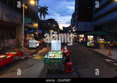 Taipeh, Taiwan. Juli 2021. Ein Anbieter sah, wie er inmitten einer Covid-19-Pandemie auf Kunden im Wanhua Nachtmarkt wartete. Da die Zahl der bestätigten Coronavirus-Fälle in letzter Zeit weiter zurückgegangen ist, teilte das Central Epidemien Command Center (CECC) mit, dass das CECC plant, Leitlinien für das Management von Epidemien für Restaurants und Nachtmärkte zu erstellen, die es ihnen ermöglichen würden, sie wieder zu öffnen. (Foto von Shih Hsun Chao/SOPA Images/Sipa USA) Quelle: SIPA USA/Alamy Live News Stockfoto