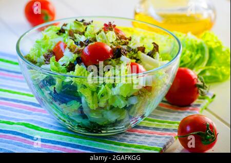 Diät Gemüsesalat in einer Glas-Salatschüssel Stockfoto